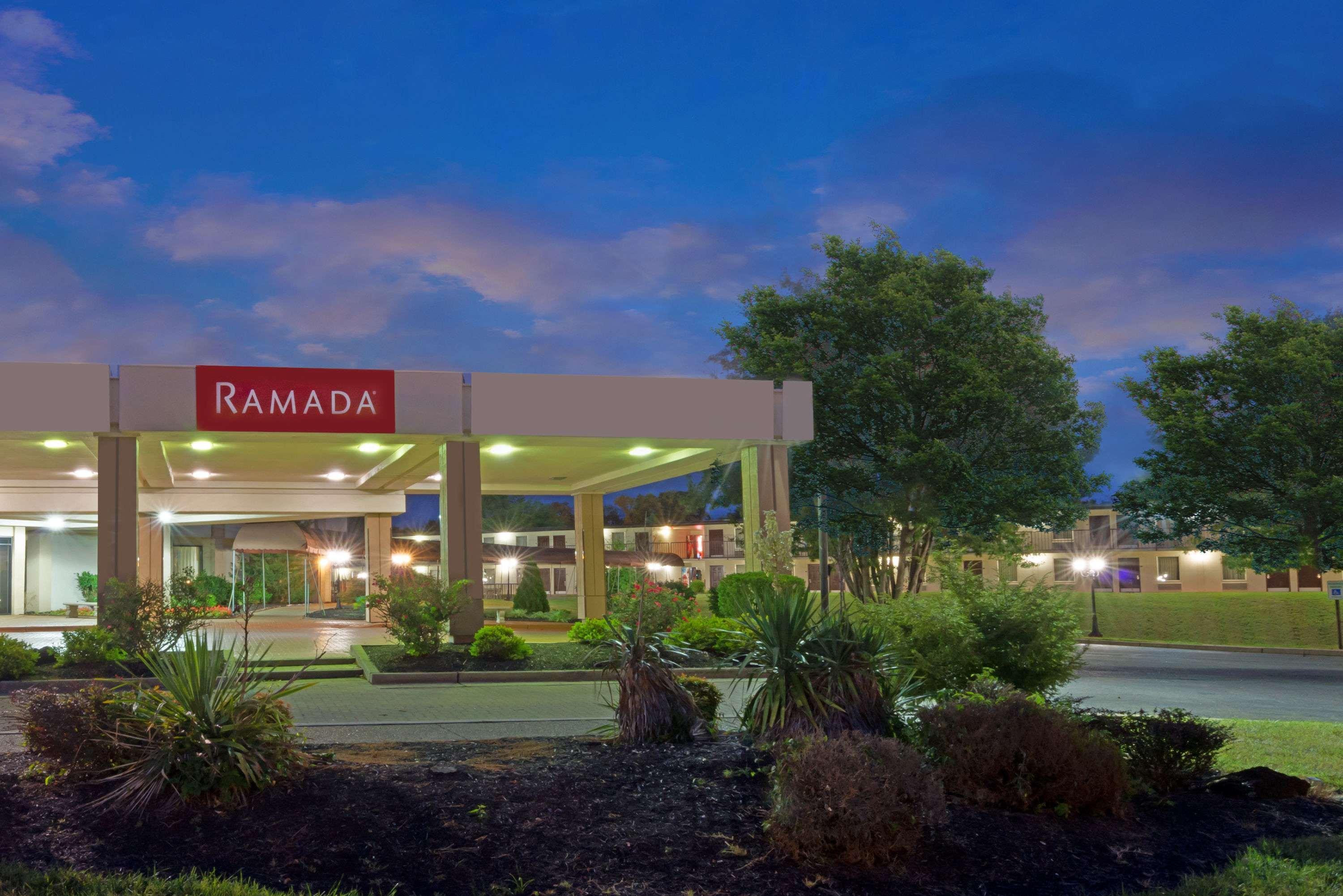 Ramada By Wyndham Louisville North Exterior photo