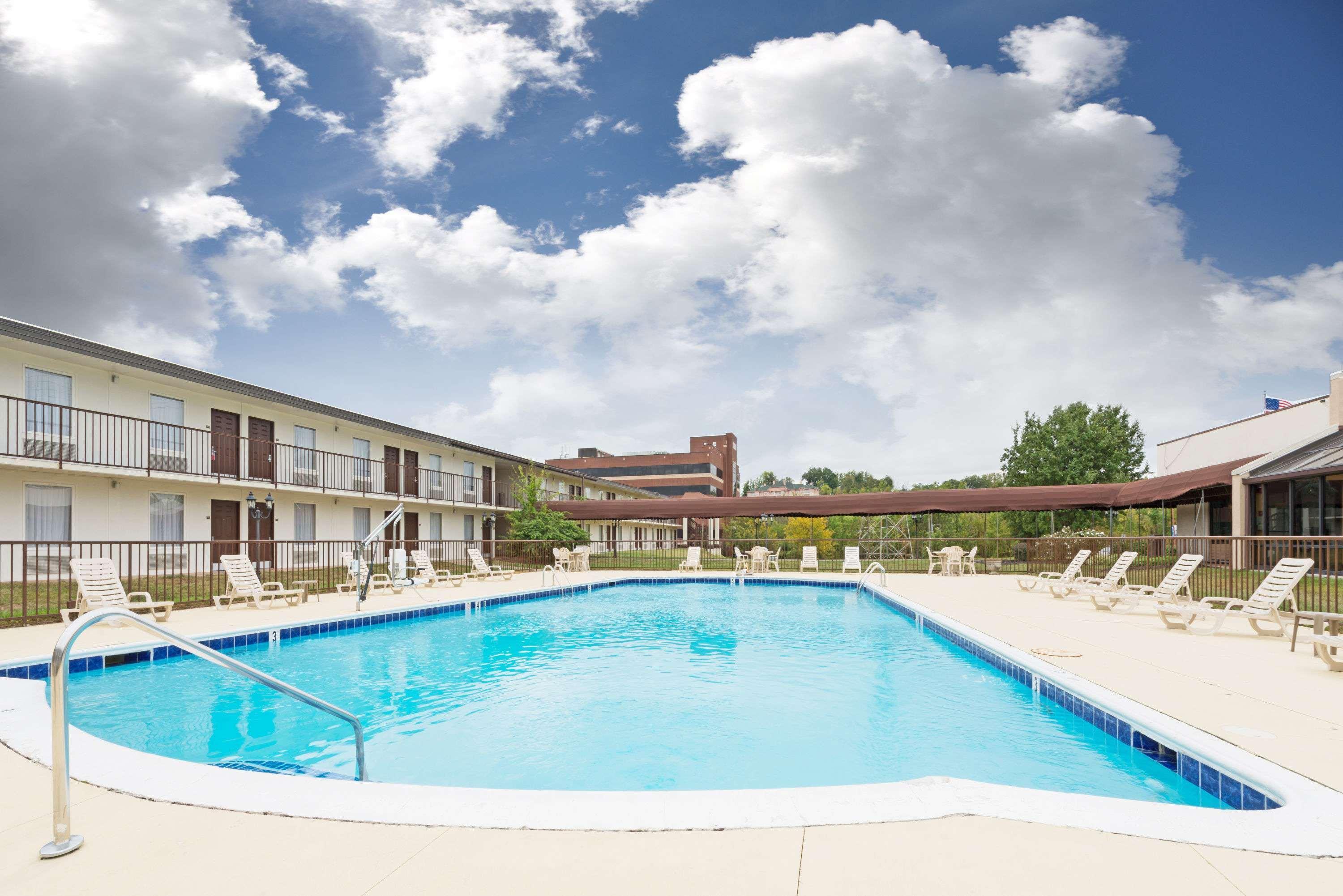 Ramada By Wyndham Louisville North Exterior photo
