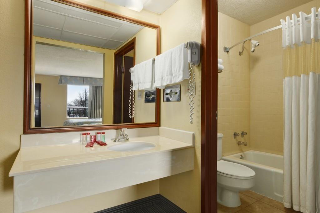 Ramada By Wyndham Louisville North Room photo